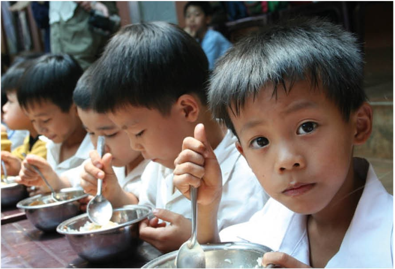 Des enfants vietnamiens dégustant leur bol de riz